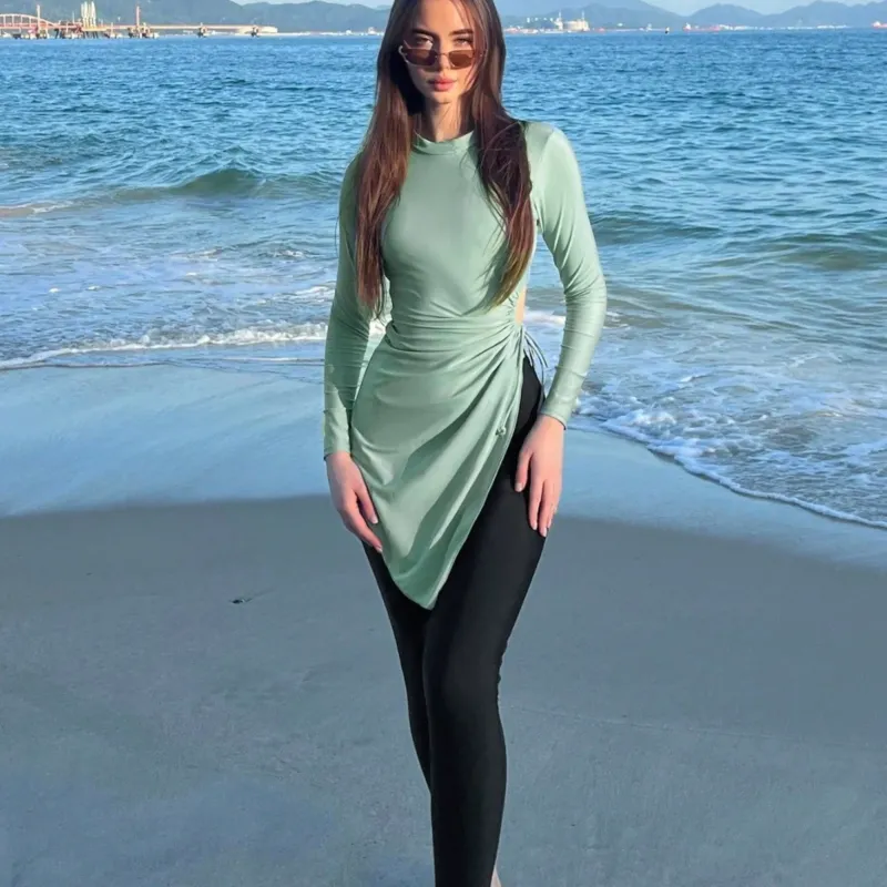 Damen modisches Strandoutfit mit längerem Oberteil – Élanora