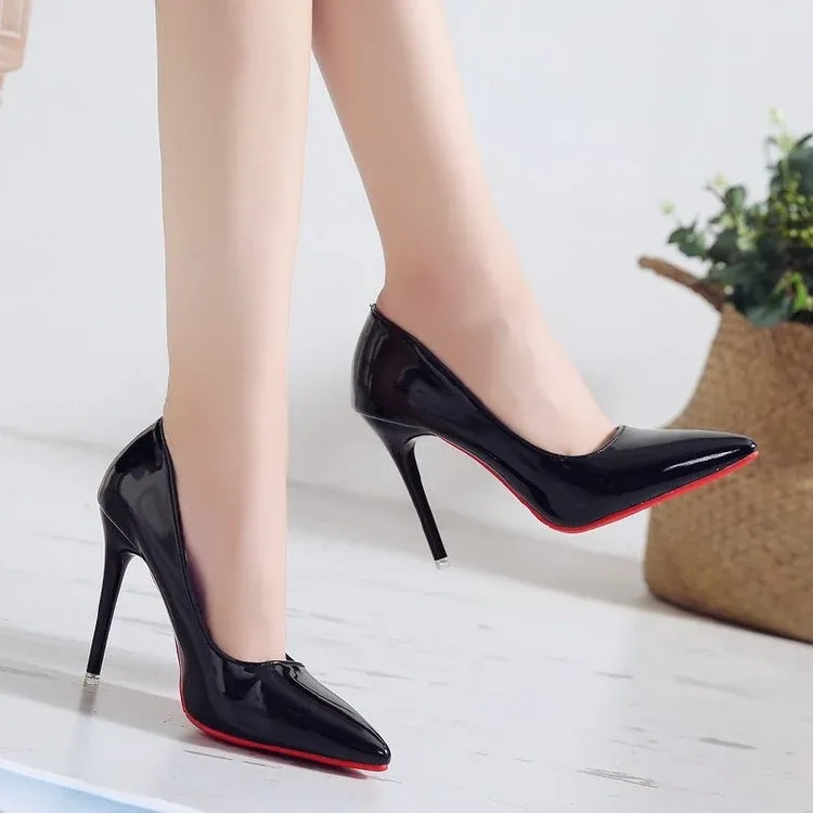 Damen Hochglänzende spitz zulaufende Lackpumps mit schmalem Stilettoabsatz und kontrastsohle – Lioré