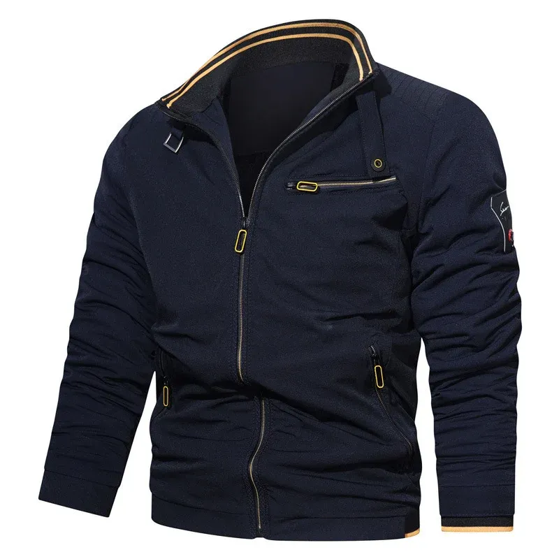 Herren Sportlich-urbaner Collegeblouson mit Stehkragen Reißverschlussfront und UtilityDetails Echoarchiv