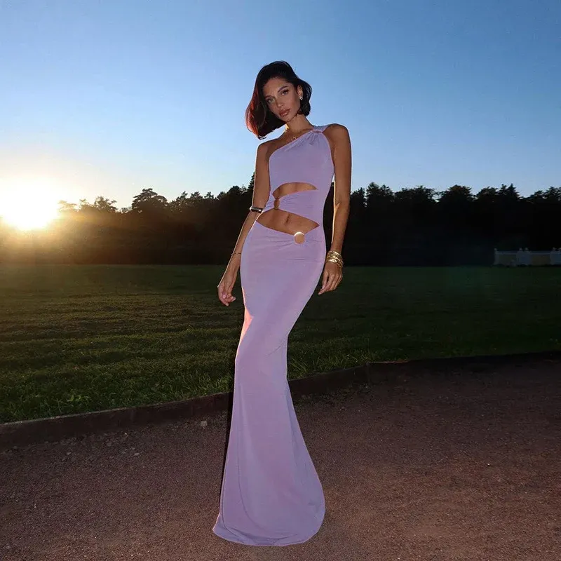 Damen Elegantes One-Shoulder-Maxikleid mit Raffungen und metallischem Detail – Valéora