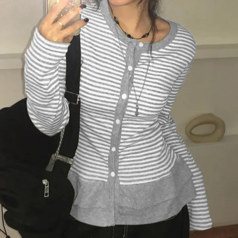 Damen feiner Kurzcardigan mit Knopfleiste, Spitzenkragen und welligem Saum – Veloura
