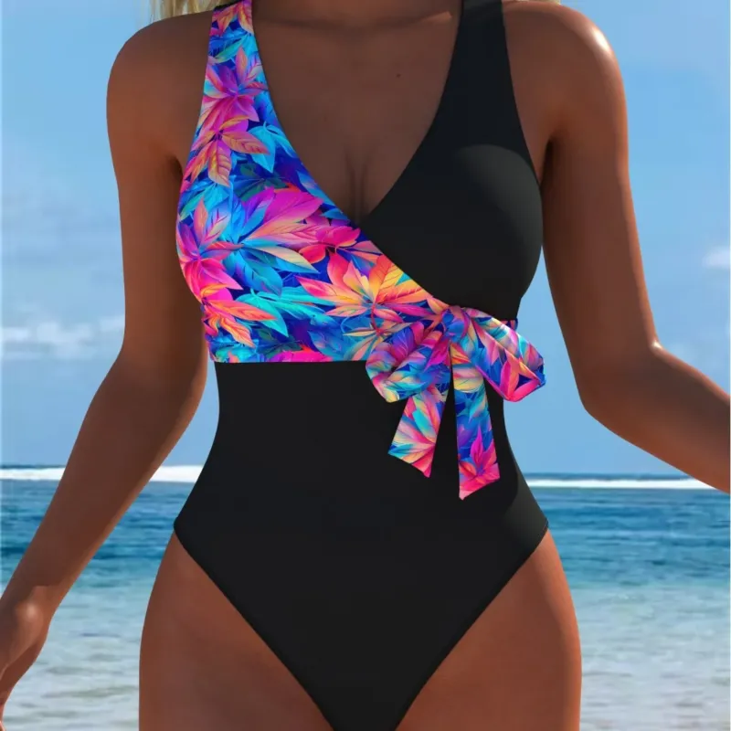 Damen Einteiler Badeanzug mit femininem Wickeldetail und auffälligem Floral-Design – Maréssa