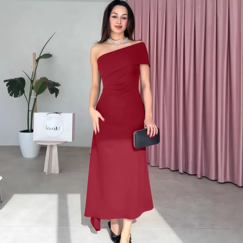 Damen Elegantes Maxikleid mit asymmetrischem Ausschnitt und raffiniertem Träger – Valéora
