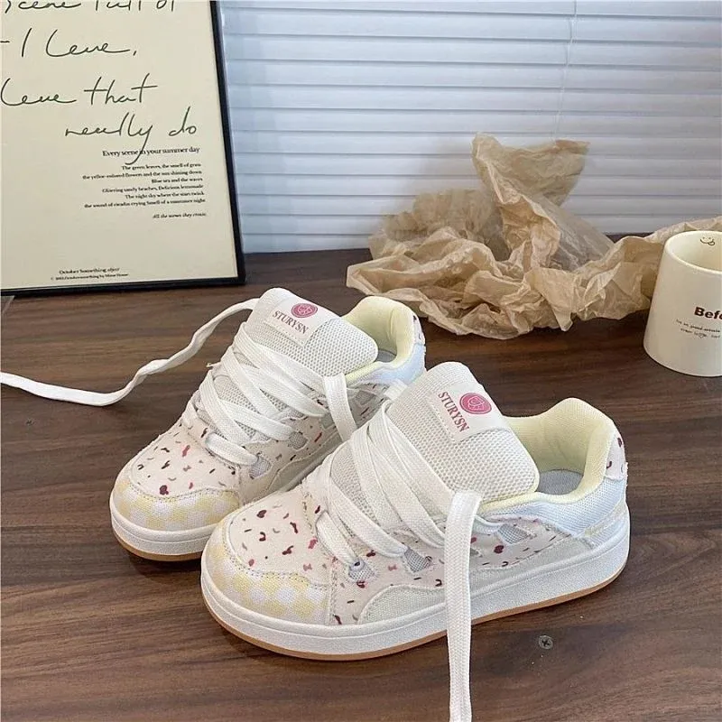 Damen Sportliche Sneakers mit verspieltem Design und bequemem Kunststoff-Obermaterial – Névara