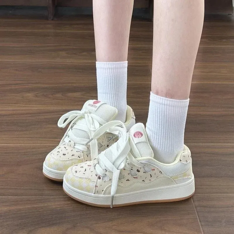 Damen Sneaker mit floralem Design und extra dicker Sohle – Névara
