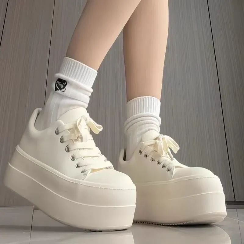 Damen Retro Plateausneaker mit zweifarbiger Lederoptik und extrahoher Gummiplattform – Névara