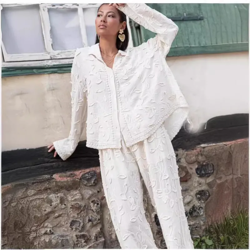 Damen Bluse mit feiner Stickerei und luftiger Passform – Élovi