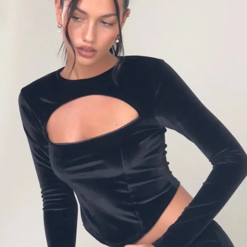 Damen Cropped Langarmoberteil mit innovativem Cut-Out-Design – Orélia