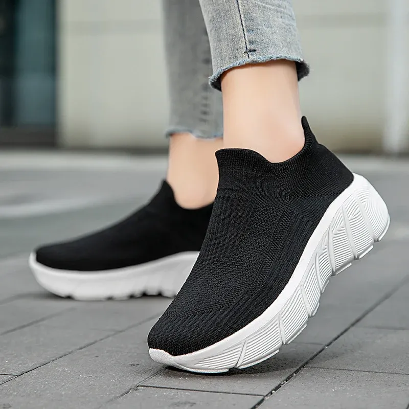 Unisex nahtloser Strick-Überziehschuh mit skulpturierter Plateau-Laufsohle und orthopädisch geformter Fersenführung – Tavélo