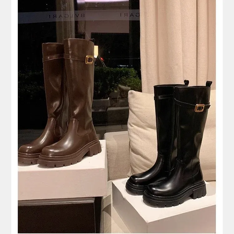 Damen Kniestiefel mit profilierter Lug‑Sohle und dekorativem Schnallenriemen Echo Archiv