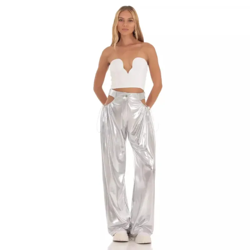 Damen High-Waist Baggy-Hose mit Cut-Out-Details und glänzendem Finish – Avélisse