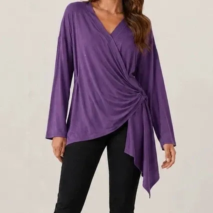 Damen Wickelshirt mit seitlicher Knotenpartie, V‑Ausschnitt und asymmetrischem Saum – Avérine