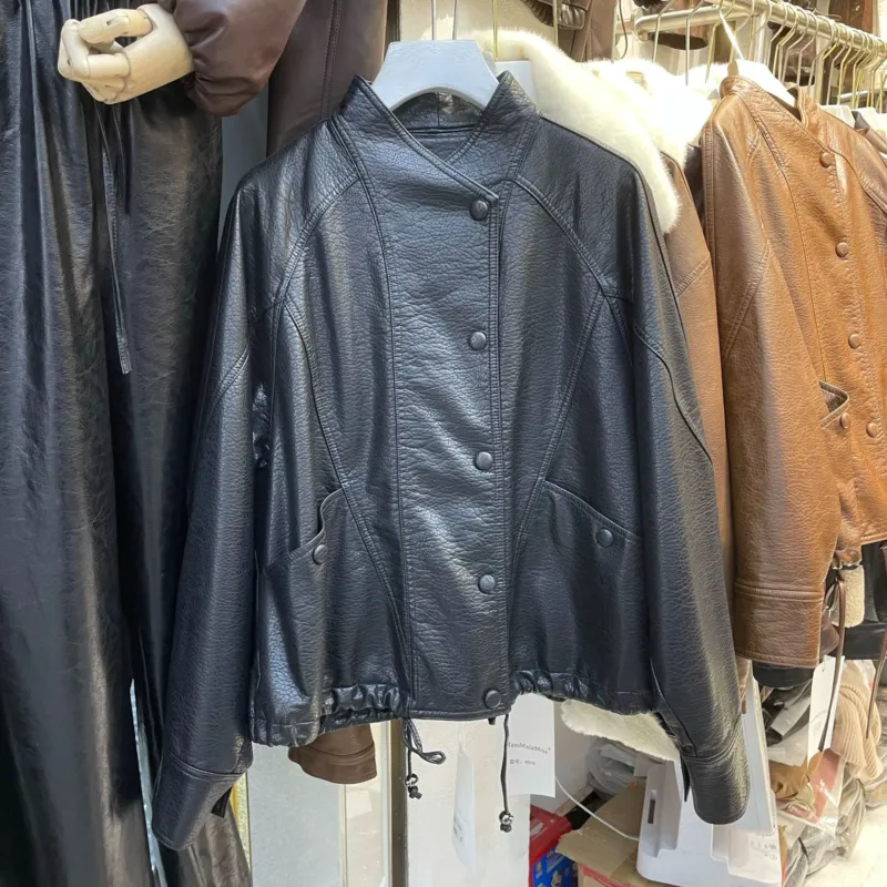 Damen Kurze Lederjacke mit strukturierter Narbung, Stehkragen und Tunnelzugbund Echoarchiv