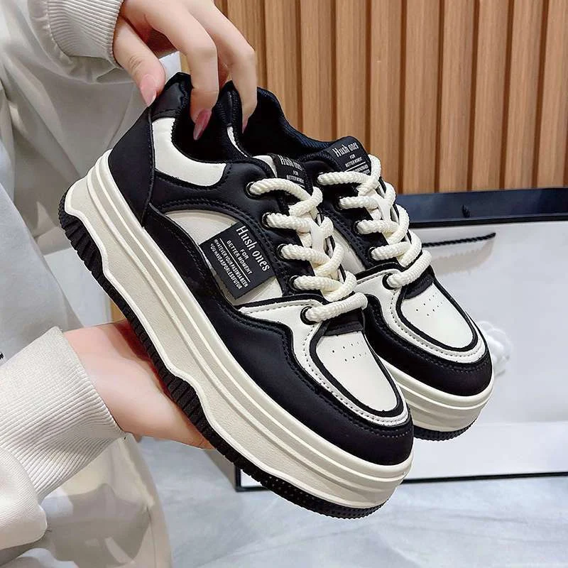Damen Sneakers im sportlich-eleganten Design mit hoher Sohle – Névara