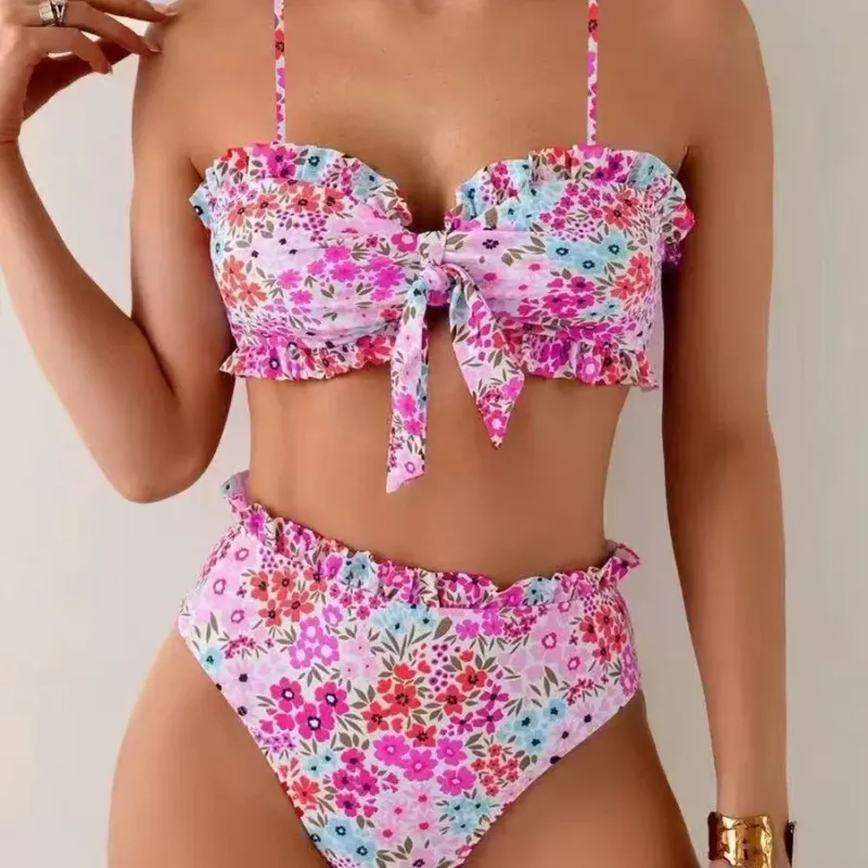 Damen Bikini-Set mit fröhlichem Blumenmuster und gerafftem Bustier – Maréssa