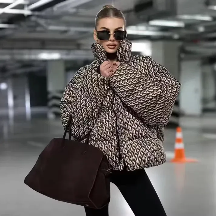 Damen Gemusterte Steppjacke mit hohem Stehkragen und leichter Daunenoptik Echoarchiv