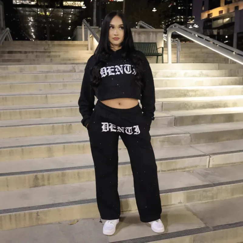 Damen Loungehose mit Galaxie-Sternenprint, geradem Bein, elastischem Komfortbund und gotischem Schriftzug – Avélisse