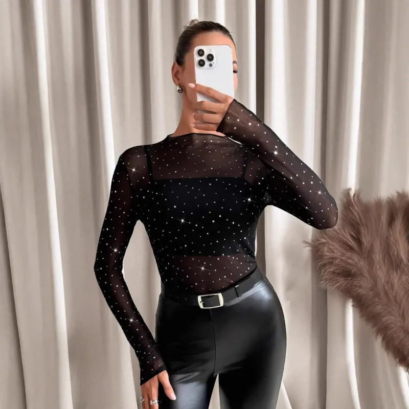 Damen transparentes Langarm-Netzshirt mit Strassapplikationen und integriertem Untertop – Avérine