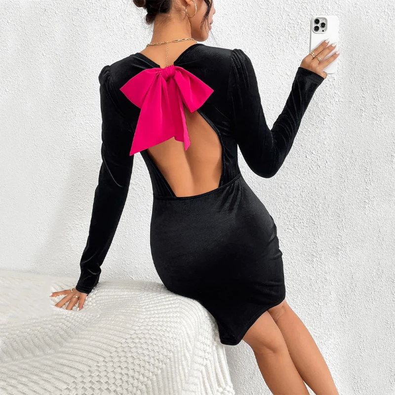 Damen figurbetontes Samt-Minikleid mit V-Ausschnitt langen Ärmeln und leicht gerafften Schultern – Élara