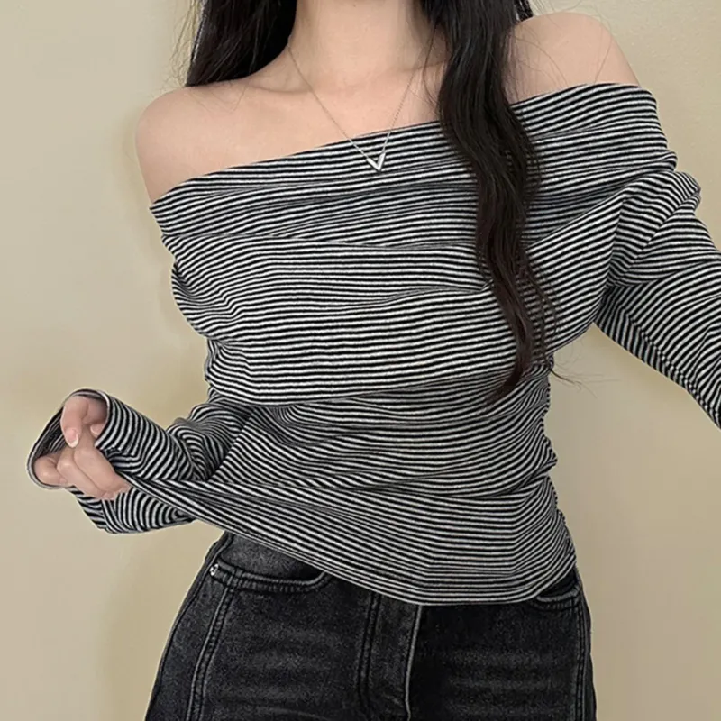 Damen asymmetrisches Off-Shoulder Langarmshirt mit taillierter Raffung und schmaler Stretch-Passform – Avérine
