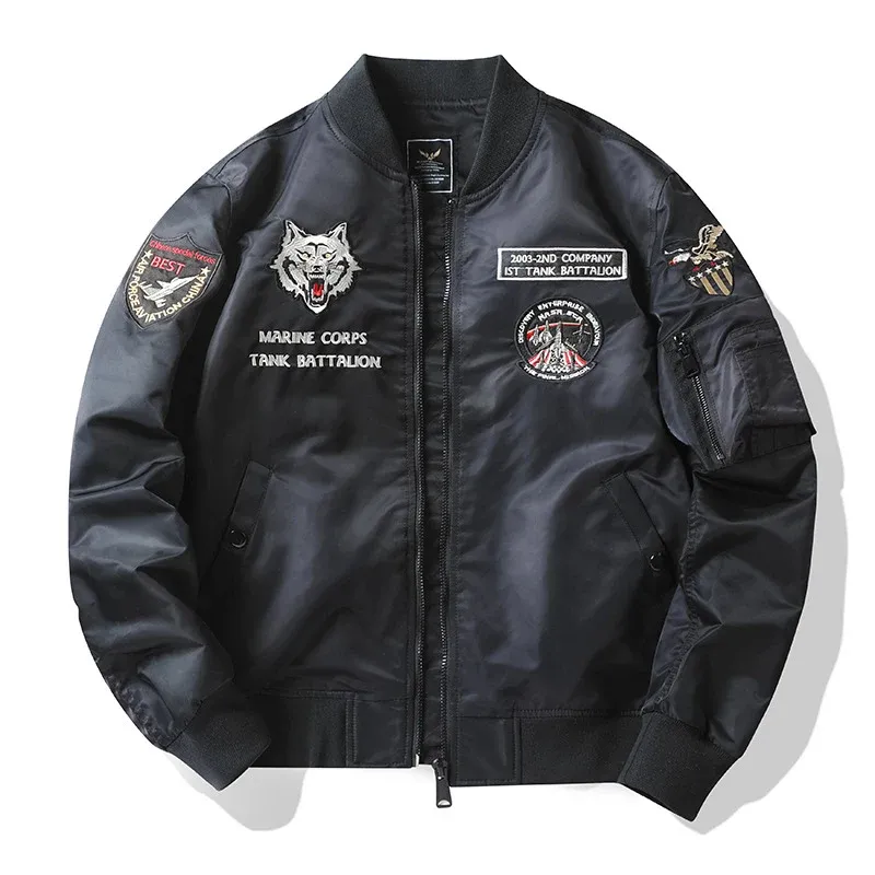 Herren Pilotenblouson im Fliegerstil mit gesticktem Panzer-Motiv und Ärmeltasche Echoarchiv