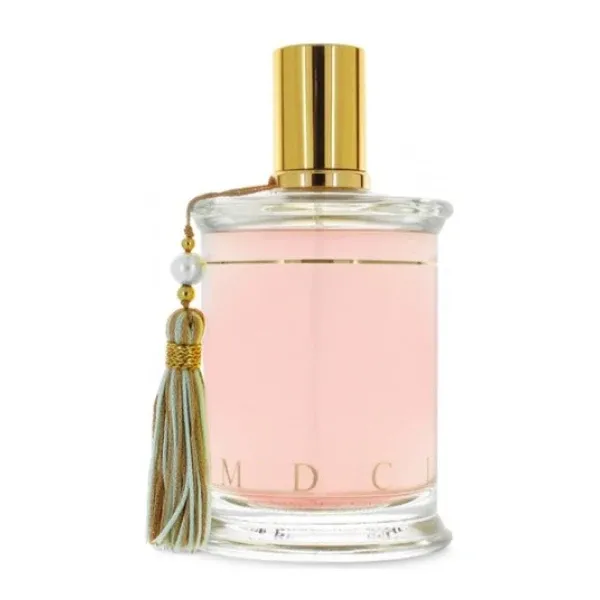 Parfums MDCI Paris - Cio Cio San Parfümflakon mit zartrosa Duft und goldenem Verschluss, dekoriert mit Quaste vor weißem Hintergrund